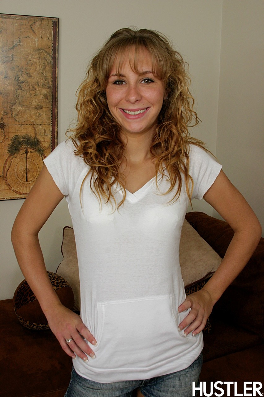 小柄なライラ・メイソンが部屋で服を脱ぎプール横でチンポをシコシコする