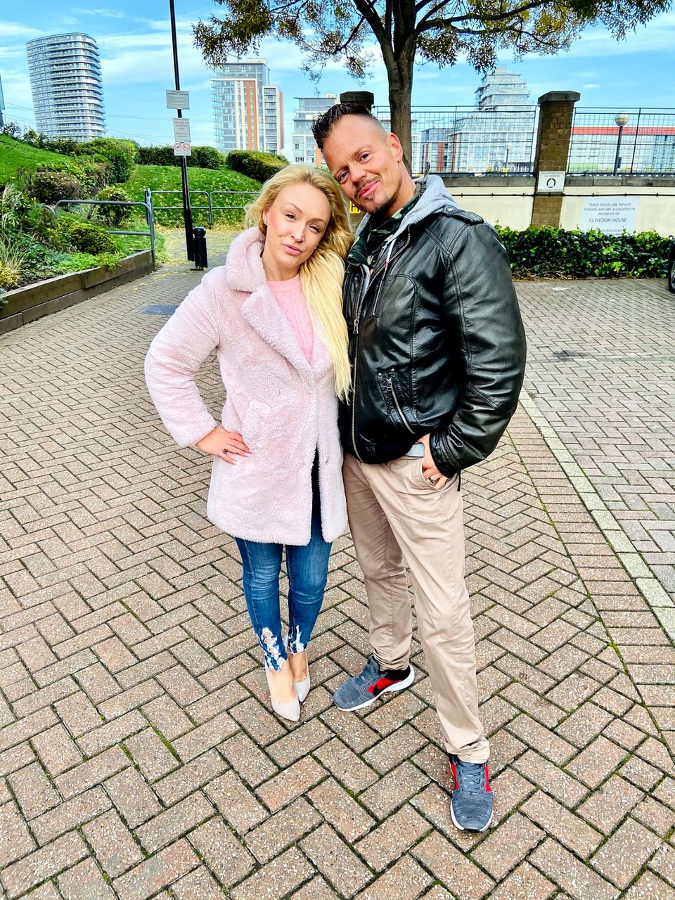 与Amber Deen和Bodo的成人时光热图