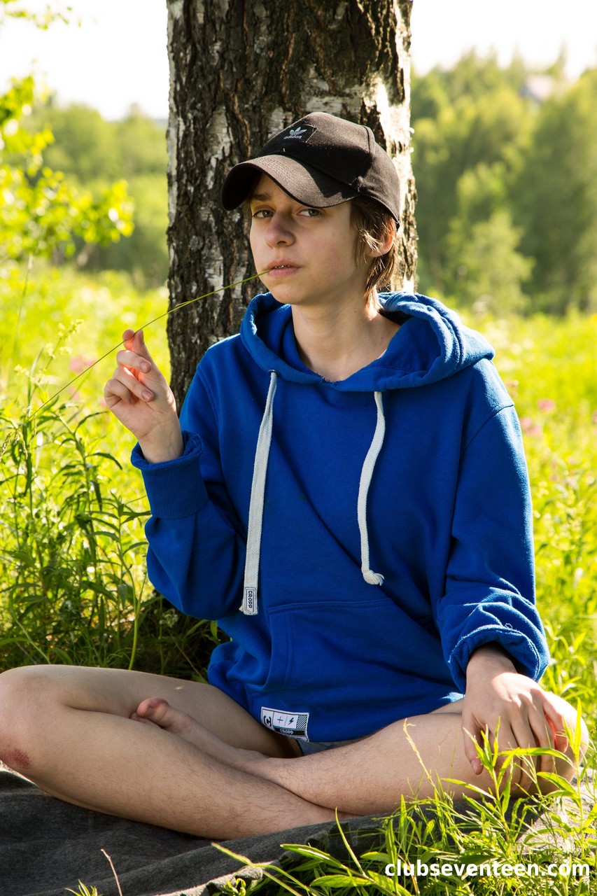 瘦小的业余青少年Yagami Lil露出身体并在户外摩擦灌木