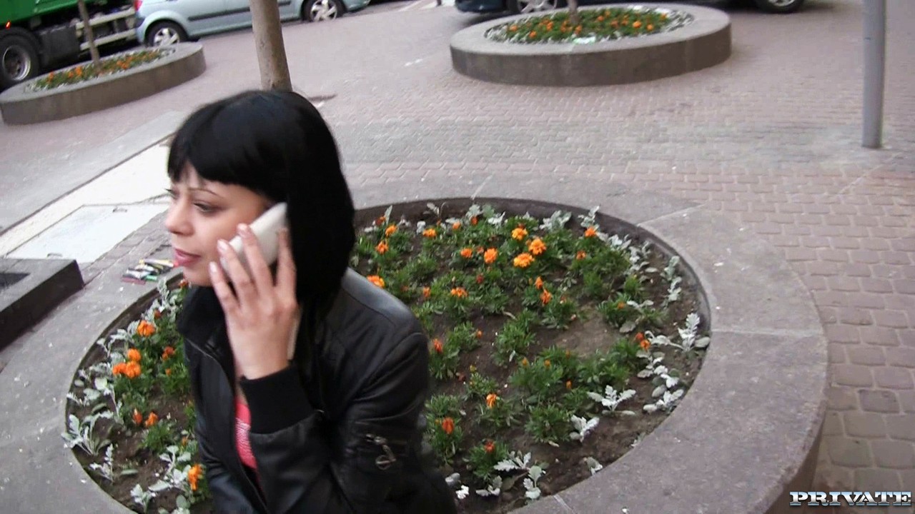 المراهقة الروسية ذات الشعر الأسود تُظهر ثدييها الحلوين وتُنكح بعمق