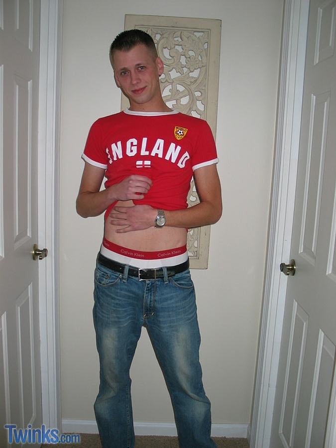 Jeune Mince Se Masturbe Avec Une Petite Bite Jusqu'à L'éjaculation En Solo Chaud