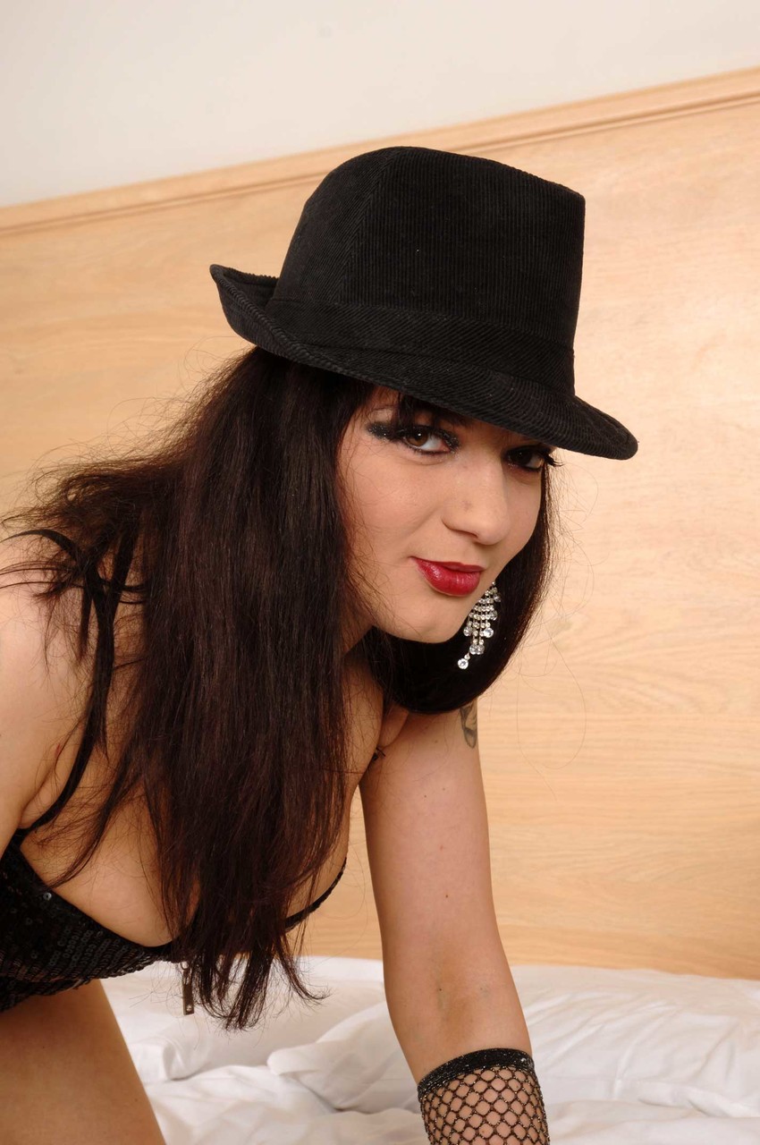 सेक्सी सामारा रेत उँगलियाँ पुसी बिस्तर पर फेल्ट टोपी पहने हुए