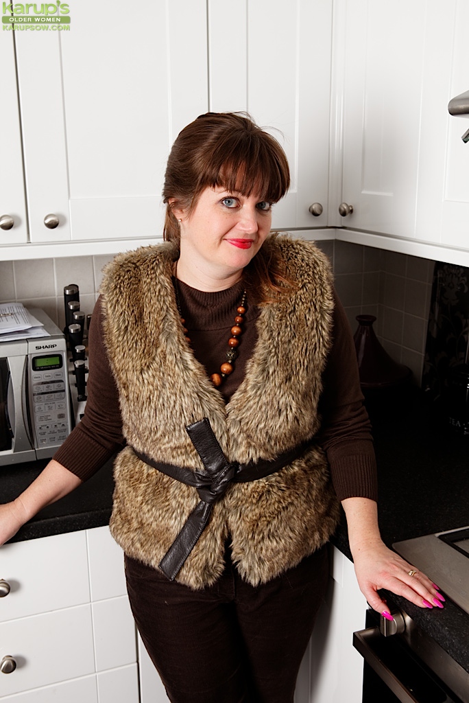 ミルフ・スザンナ、真夏の夜に服を脱ぎながら大きなＢＢＷおっぱいを露出