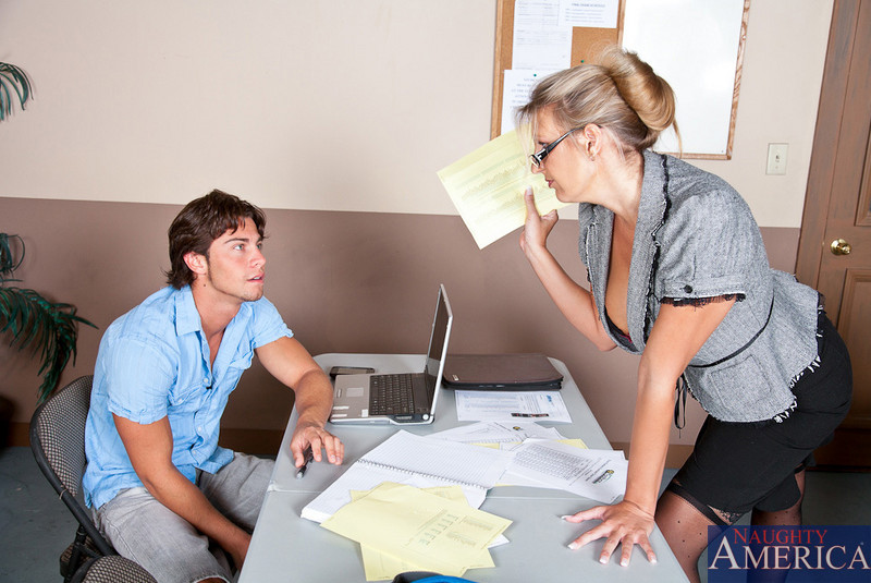 Profesora Milf Jezebel Jones Folla Con Estudiante En El Aula