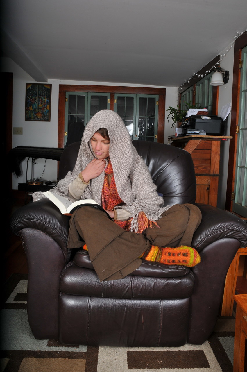 迷人宝贝阿尔忒弥斯打开她多毛的阴道在性感的脱衣舞