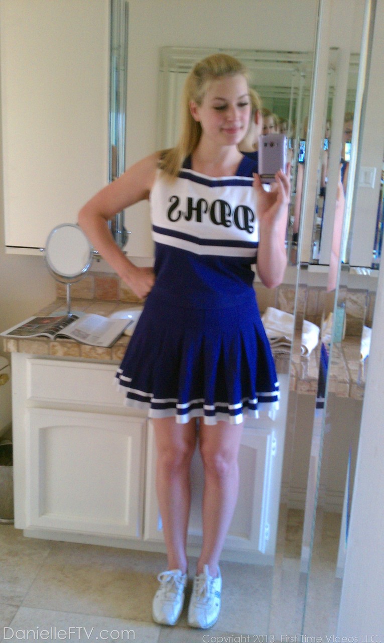 Blonde Amateur Danielle Takes Non Nude Selfies Of Her Daily Life