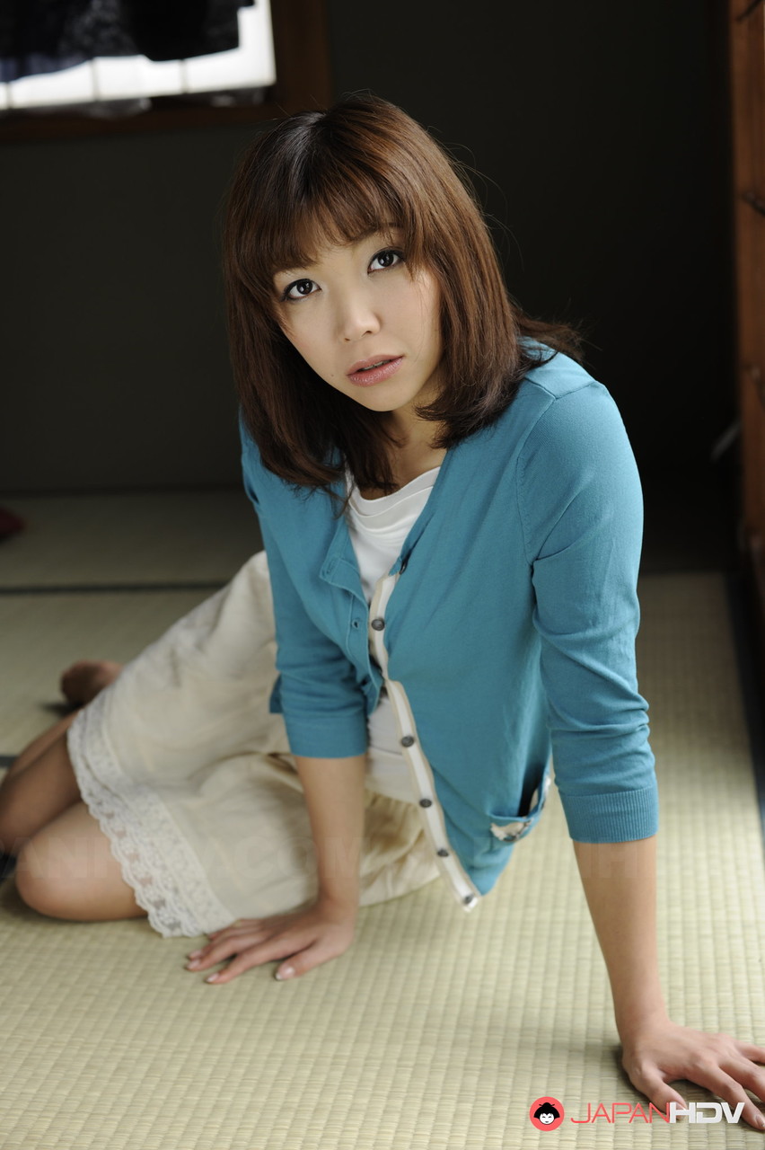 الفتاة اليابانية سولو جوري كيتاهارا تظهر كسها المختون