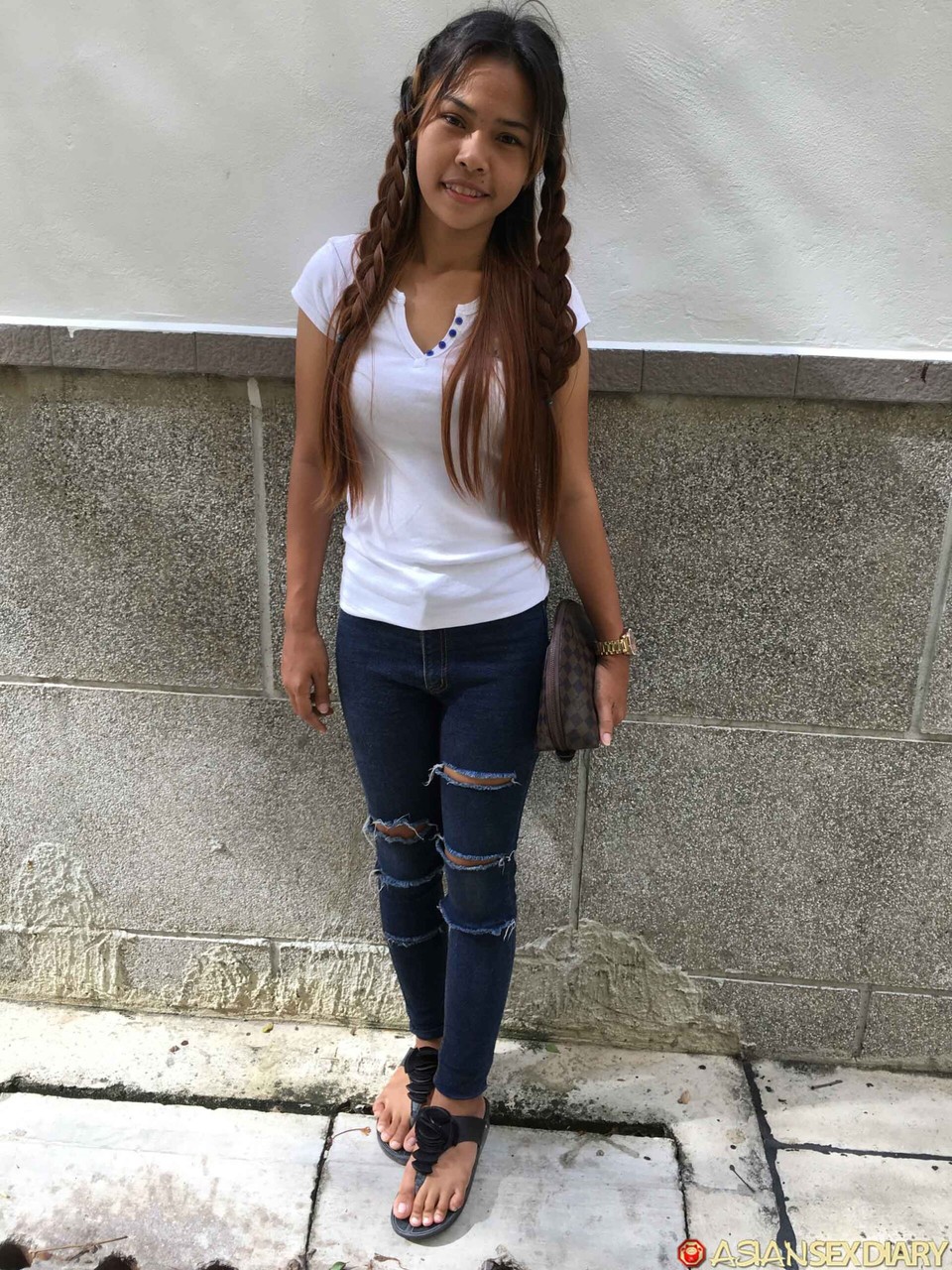 المراهقة الآسيوية الصغيرة بيل ب تكشف عن حلمها البني وتأخذ القضيب في عرض من وجهة نظر