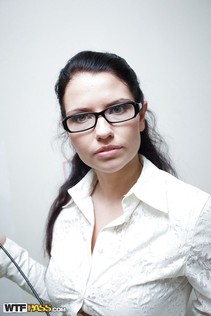 メガネをかいたいたずら盛りのティーン美少女がパンダのおもちゃで楽しむ