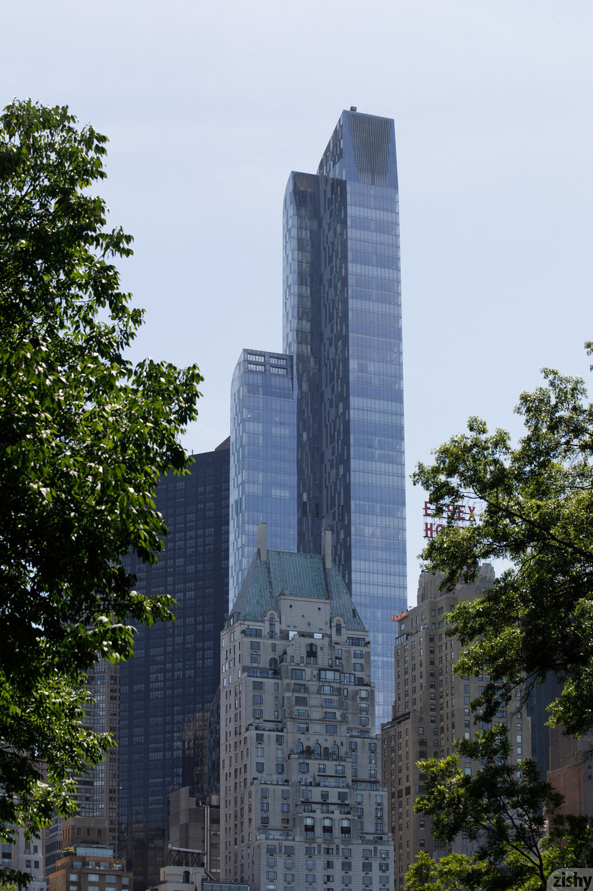 宝贝芭比·曲、斯凯·布鲁和尼娜·普雷斯利在公共场合炫耀她们的大奶子