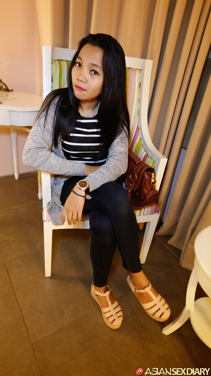 小さなアジア人イザはホテルの部屋で服を脱いで他人と性交する