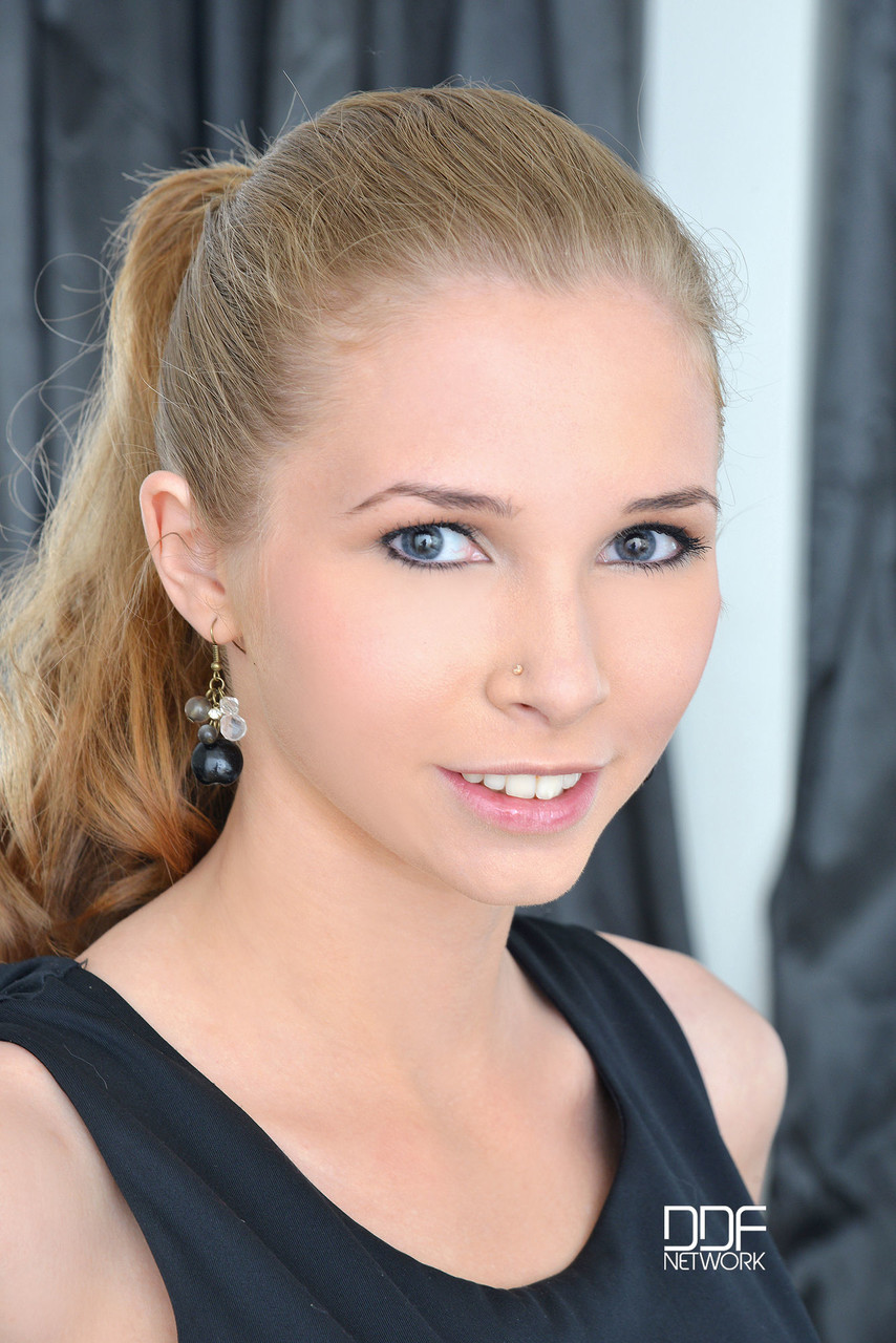 सुनहरे बालों वाली पोनीटेल Kortny संवेदनशील ब्लो जॉब डॉगी स्टाइल फक