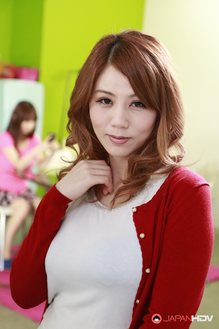 Japanese Babe Maki Koizumi Reveals Her Nice Tits In The Kitchen
