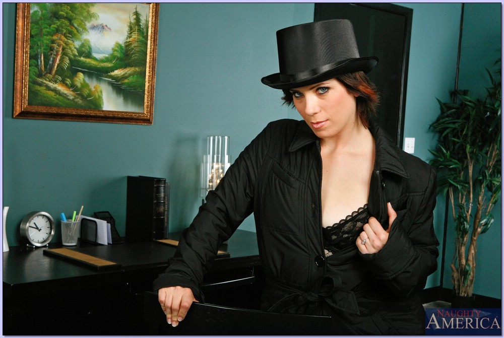 Tatum Reed Lutscht Und Fickt Einen Riesigen Schwanz In Schwarzer Reizwäsche