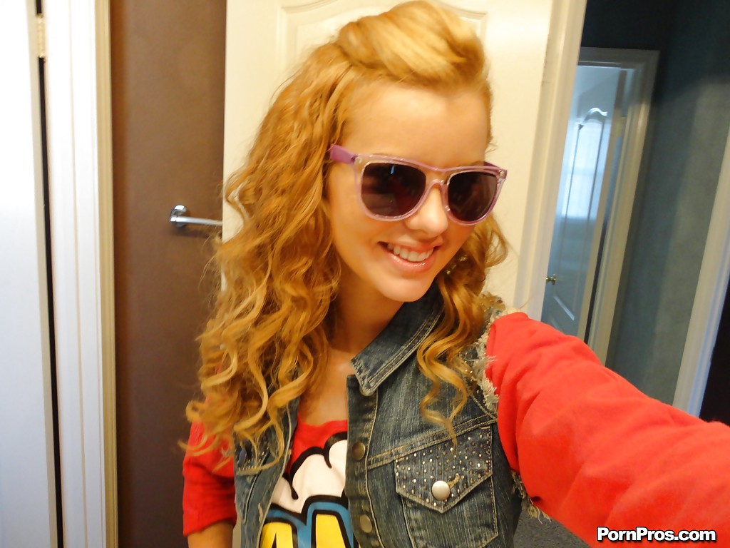 Jessie Rogers Hot Babe Strips And Teases