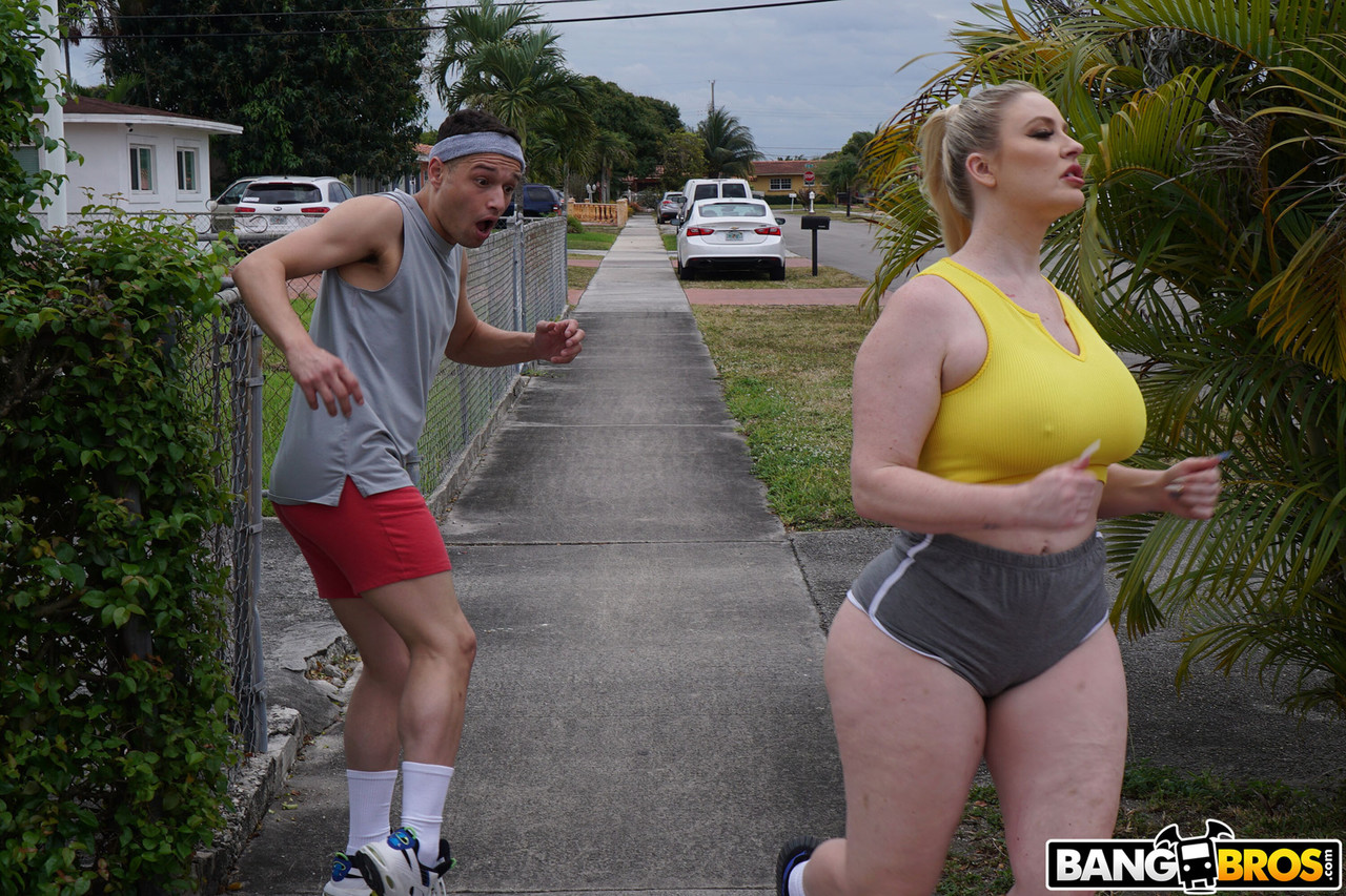 Любительская Милф Дженна Старр С Большими Сочными Сиськами Трахает Своего Маленького Соседа