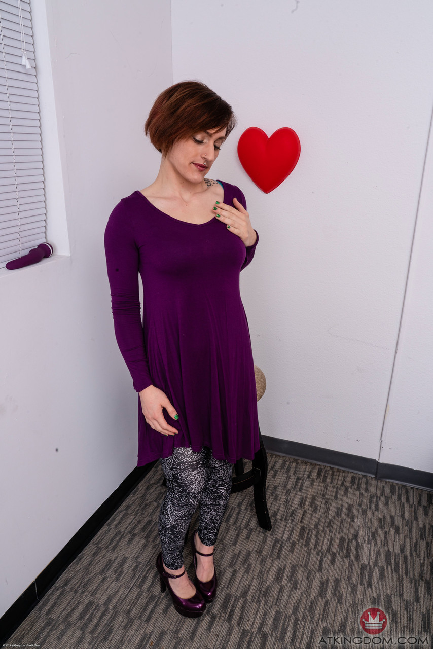 लॉरेन लॉरेंट अपनी बालों से ढकी योनि और गुदा सेक्स खिलौना खेल दिखाती है