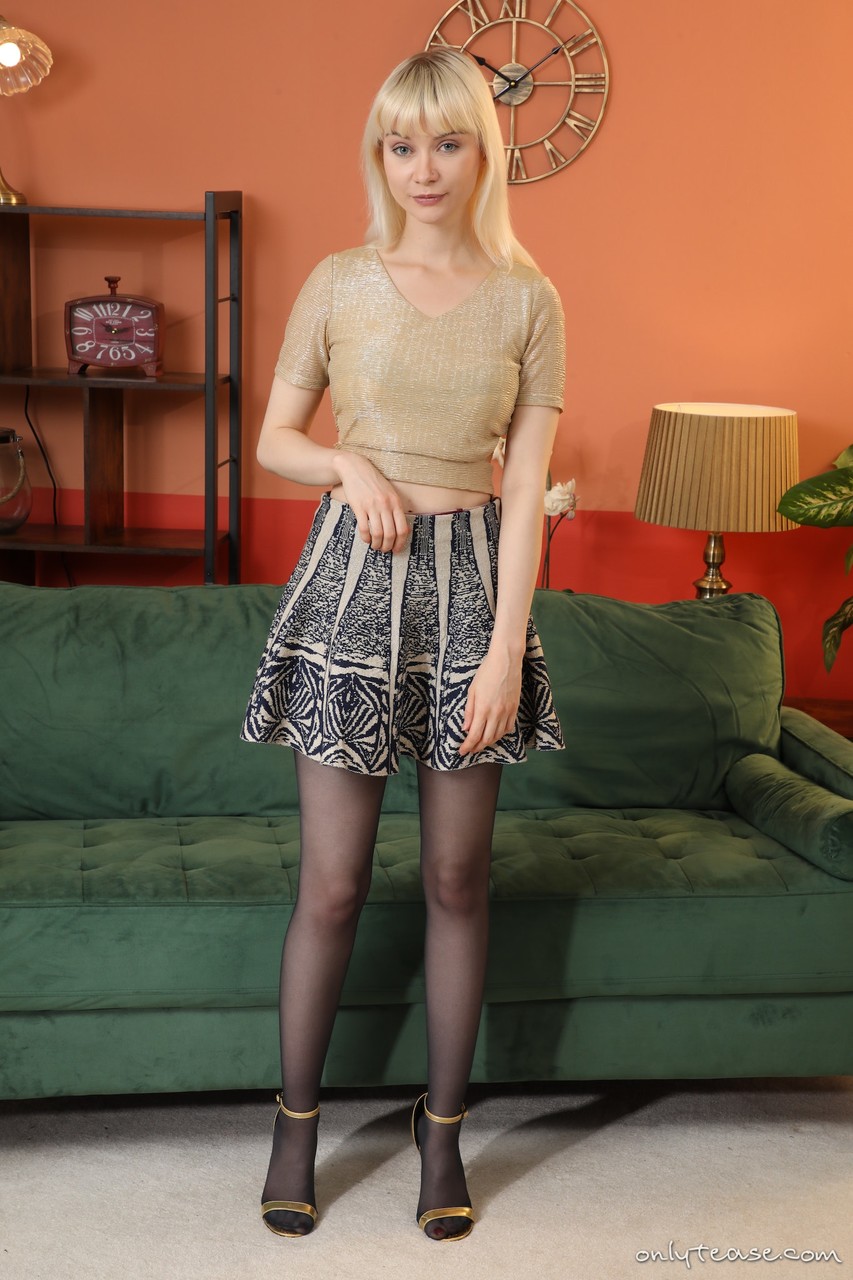 金髪のジェシカ・ルイーズが誘惑的にパンティストックまで脱ぐ