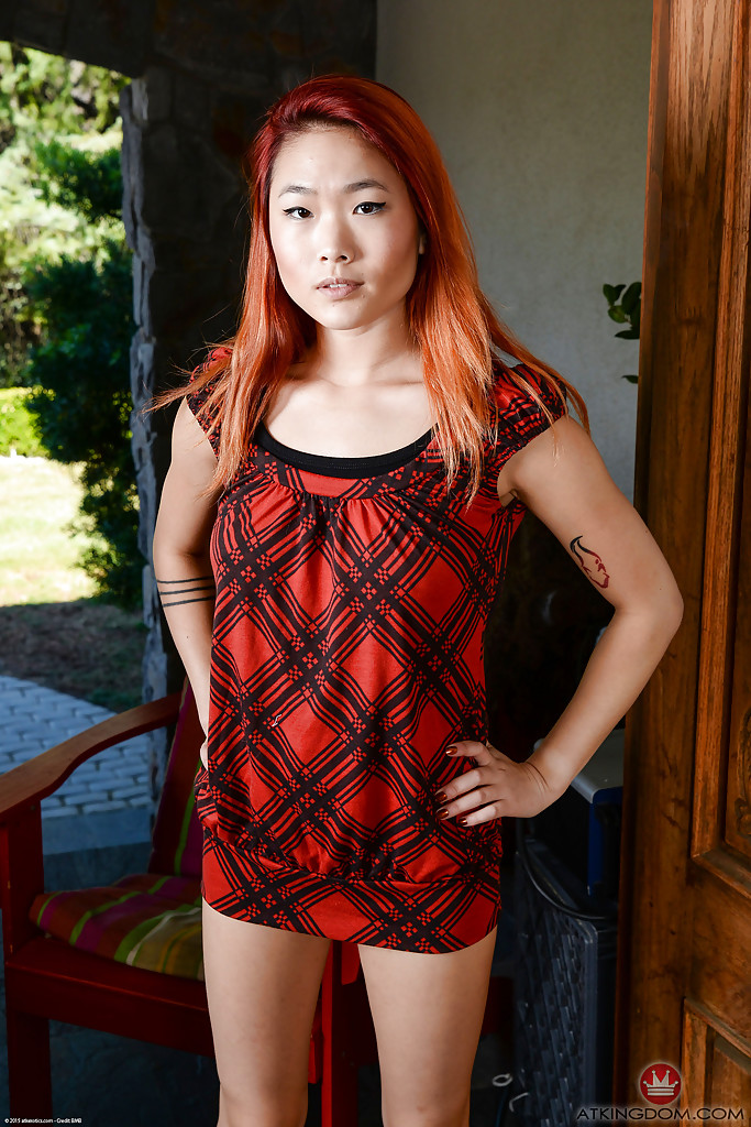 红发亚洲Lea Hart展示剃光的阴道和天然乳房