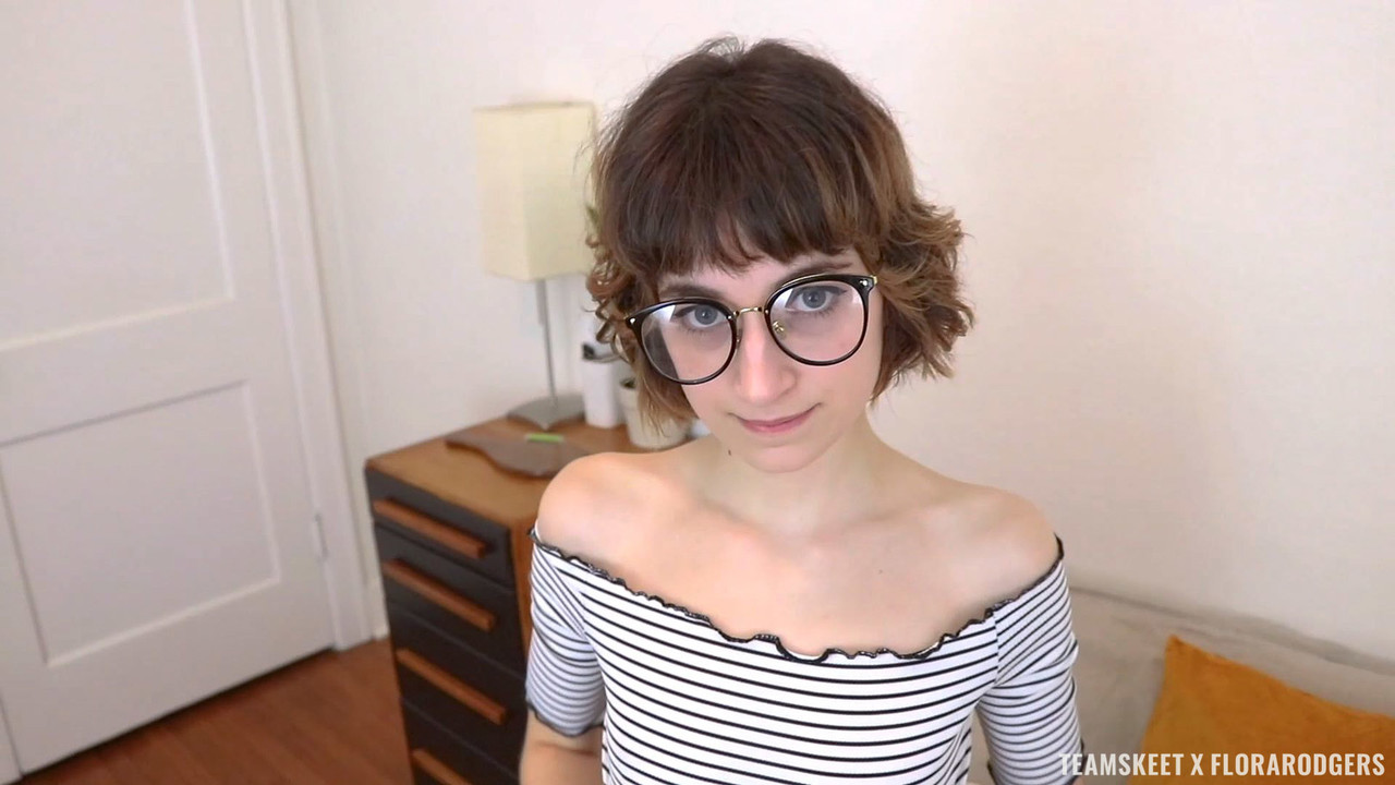 书呆子少女弗洛拉·罗杰斯吹大屌并把大屌放进毛茸茸的阴道