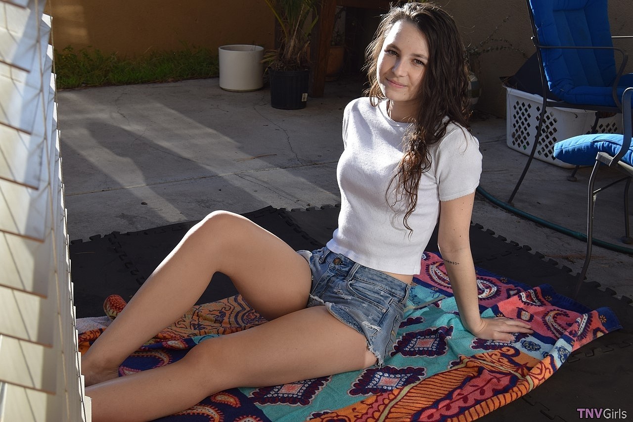 少女安德里亚·格雷户外内衣展示可爱胸部并摆姿势