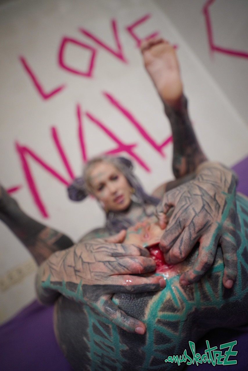 纹身女孩莉莉·露用假阳具并在肛交前张开她的肛门