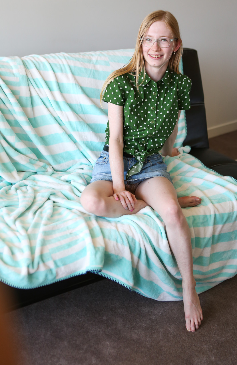 素人十代が激しくキスし合い、舐めたり指で愛撫したりする