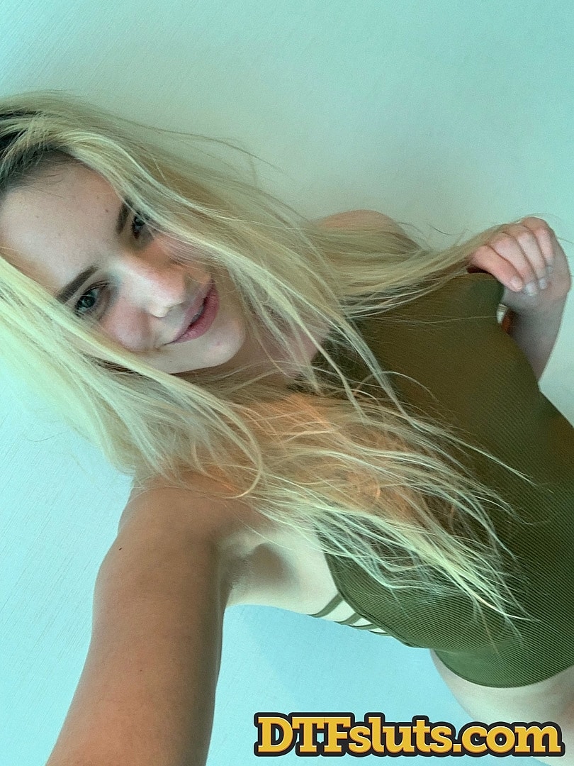 金发少女肯娜·詹姆斯脱衣炫耀天然双峰 solo