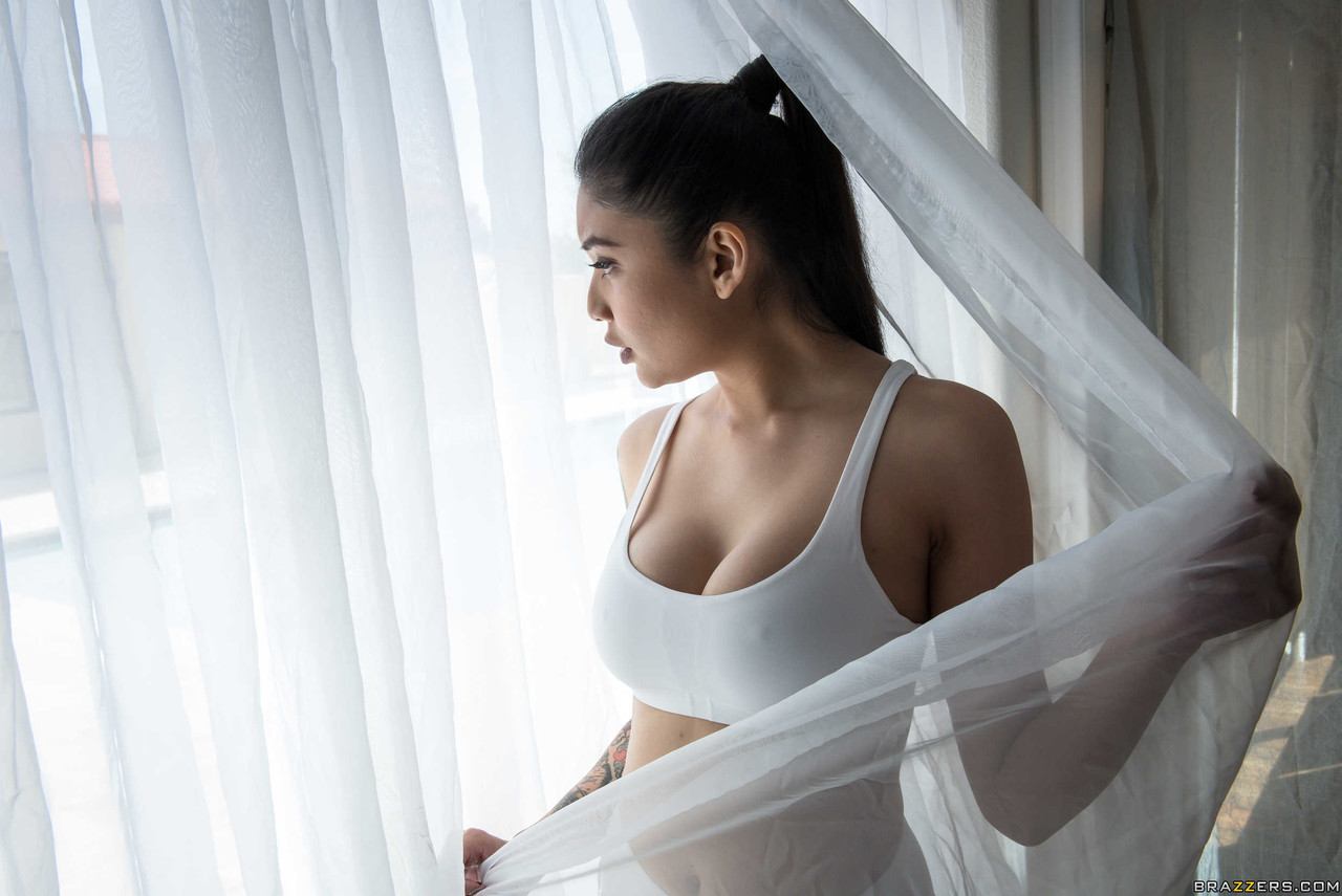 裸のティーン ブレナ・スパークス オイル塗りボディ ヨガマット ポージング