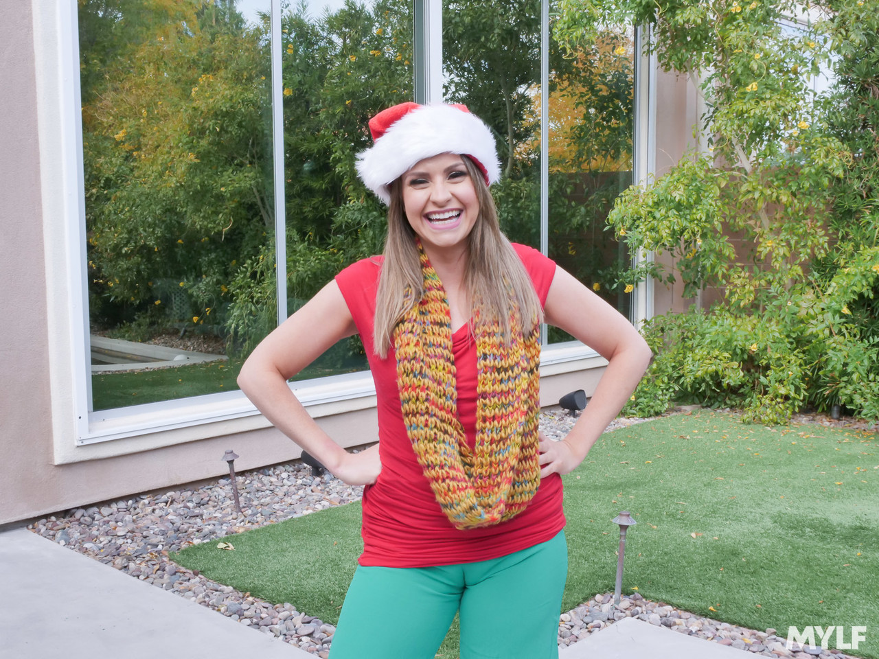 饥渴人妻劳伦·菲利普斯与两美女圣诞共享阳具