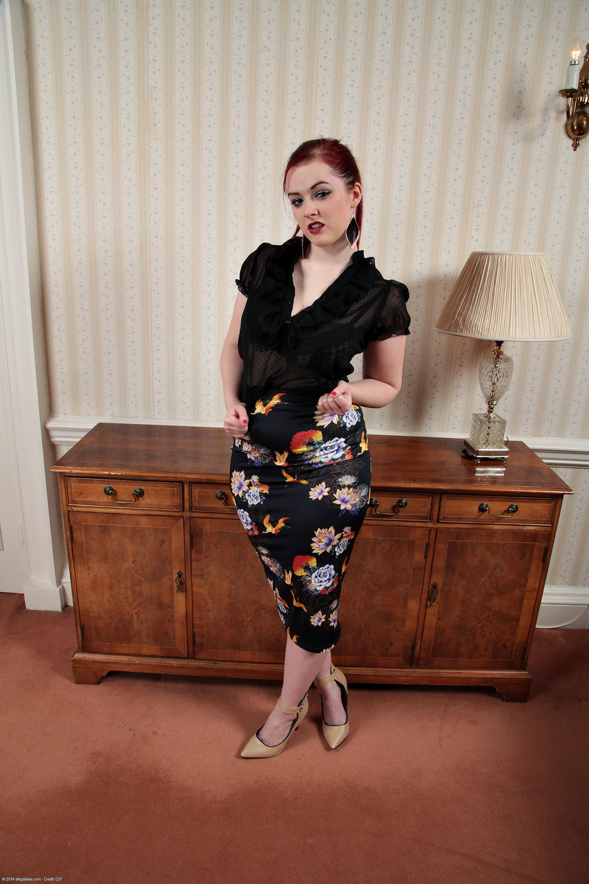 赤毛の巨乳美女ジェイ・ローズ、ソロで全裸になりポーズを取る