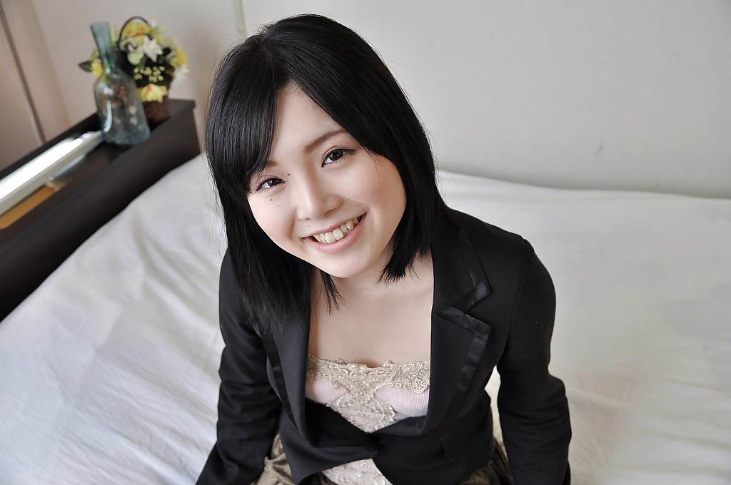 Adolescente Asiática Sorridente Reika Hayano Se Desnuda E É Provocada Com Brinquedos