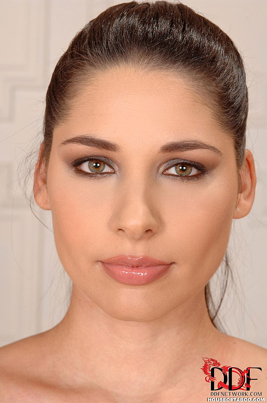 巨乳赤脚恋物模特双臂反绑