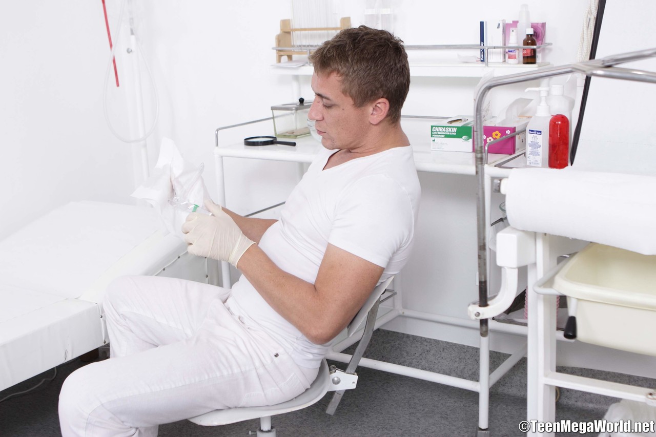 与捷克苗条辣妈妮基·斯威特和她的妇科医生的偷偷摸摸的硬核速战速决