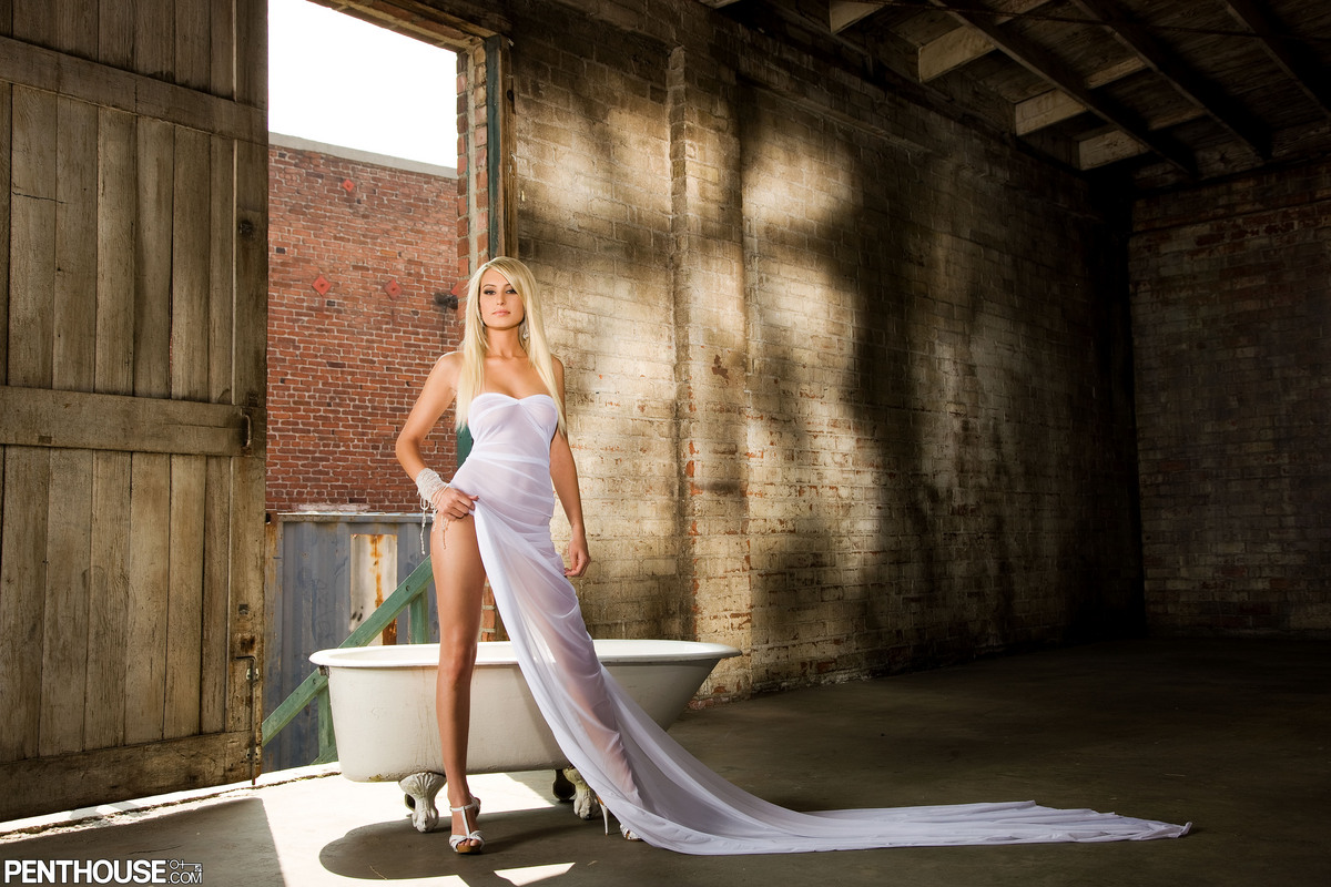 Leggy Blonde Tenaya Poses Naked Over Clawfoot Bathtub