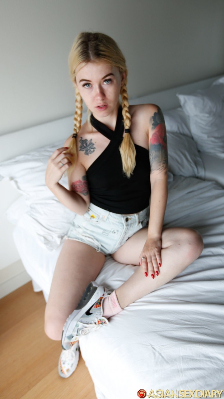 Schweifhaarige Amateurin Shelley Zieht Sich Aus Und Reibt Ihre Muschi Bevor Sie POV-Sex Hat