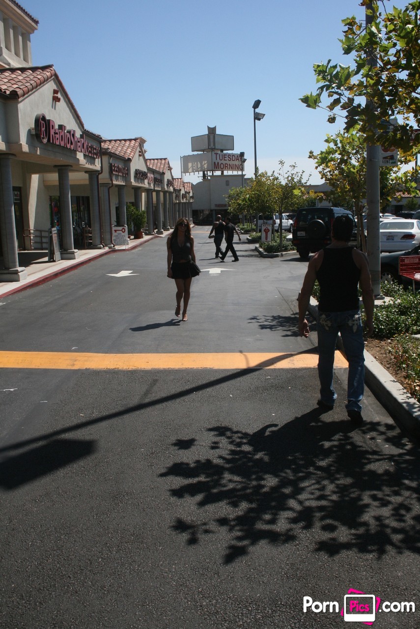 热情的亚洲辣妹 Mia Lelani 骑着硬屌