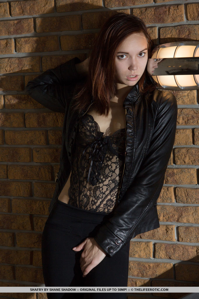 किशोर शाफ्री अंधेरे कमरे में कपड़े उतारती है और फिर अपनी गुलाबी योनि को छूती है