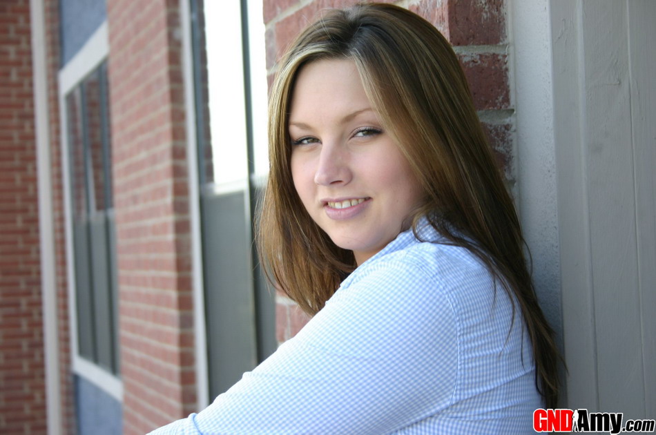 若い素人ティーンがミニスカートでシャツのボタンを外してバルコニーで挑発