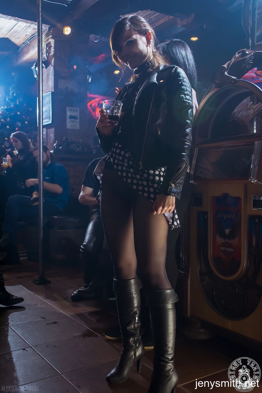 Upskirt Public En Collants Taquinerie Par Jeny Smith En Bottes