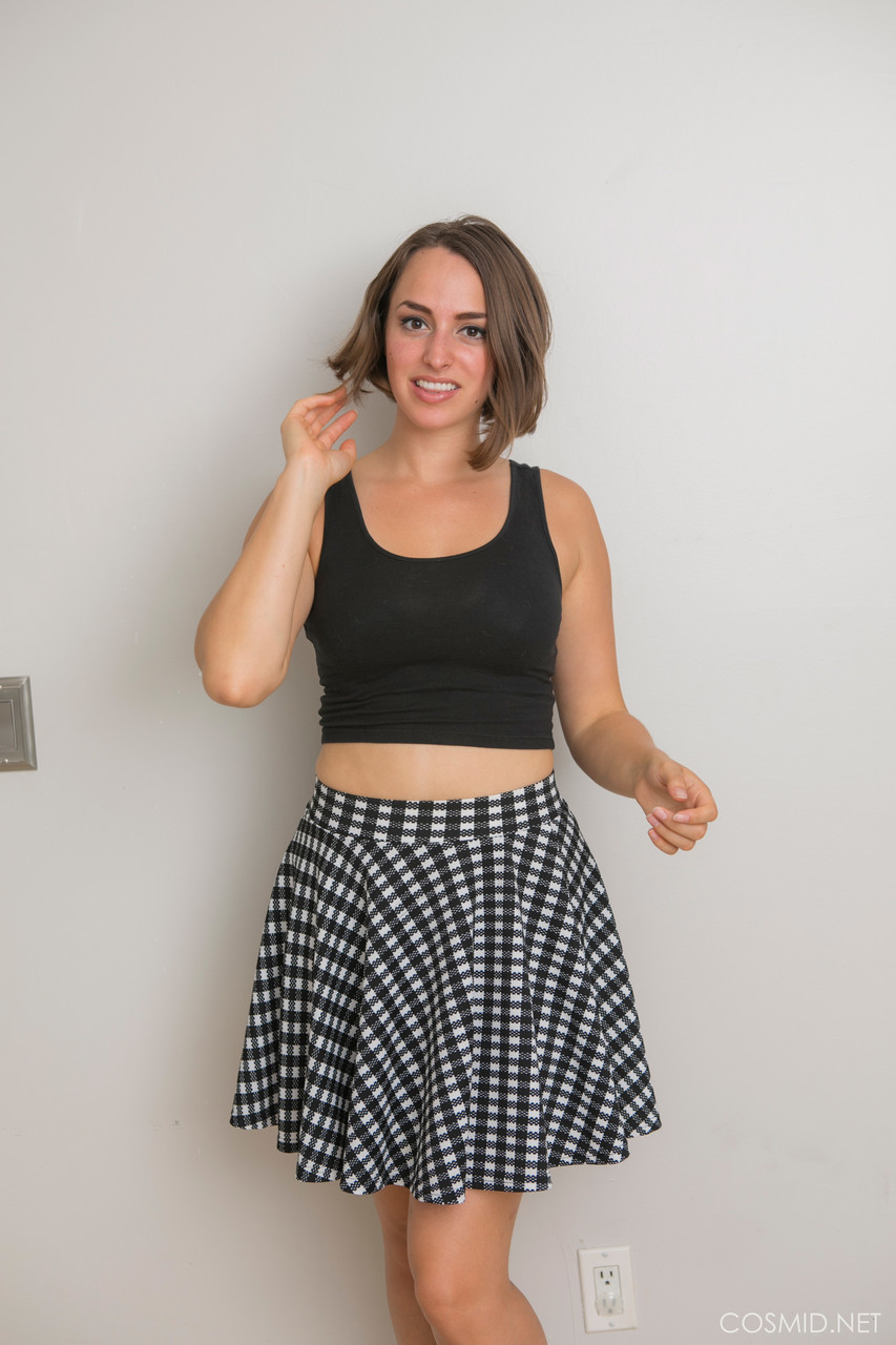 किशोरी पहली बार पैंटी उतारकर नंगी होकर खड़ी होती है