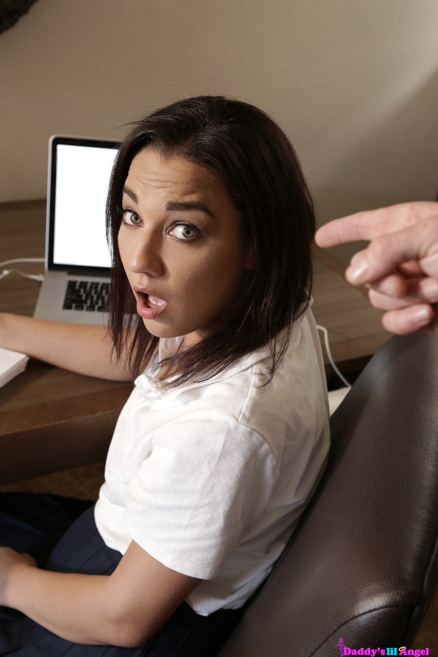 Strenger Stiefvater Lehrt Die Junge Amara Romani Eine Anal-Creampie-Lektion