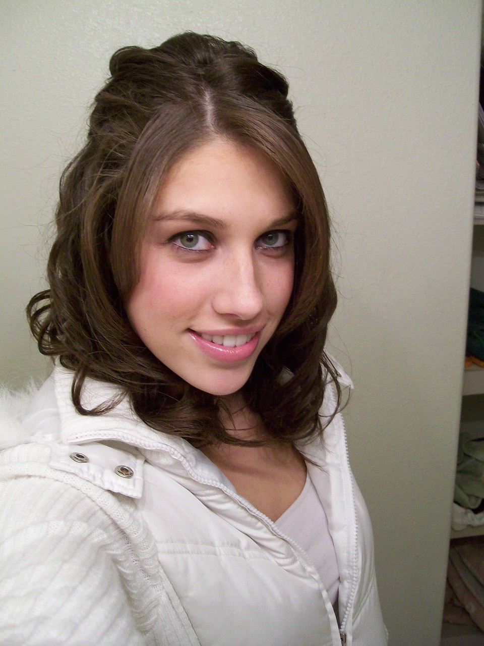 アドリアナ ソロ自撮り：息をのむようなブルネットティーンのポーズ