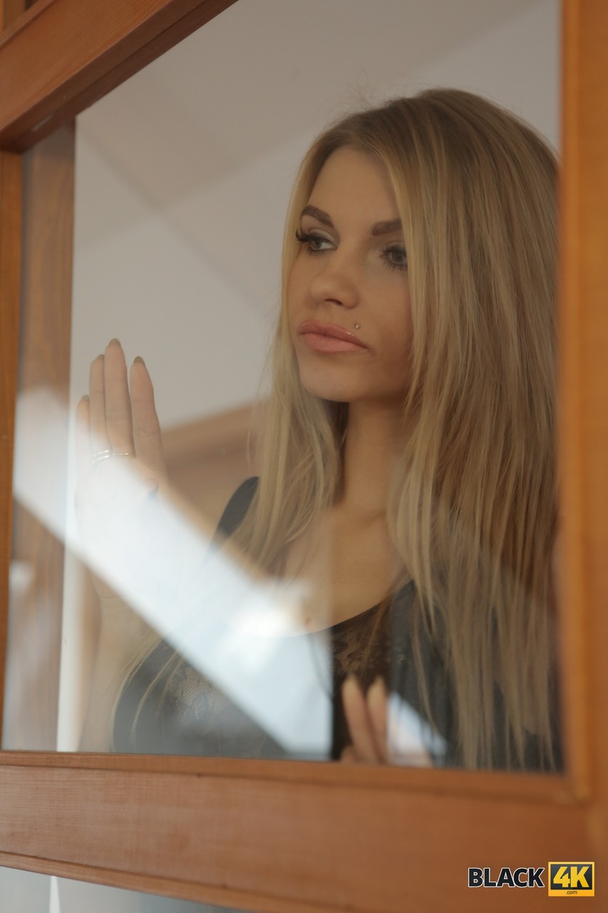 البلonde الساخنة كارينا جراند تستمتع بالجنس الشرجي القاسي مع STUD الأسود