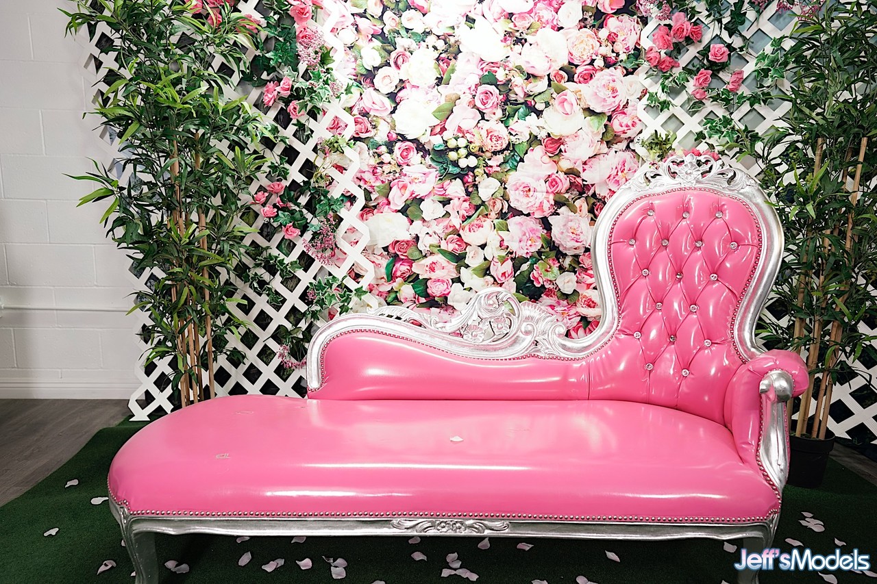 المثليات السمان Kendra Kox و Betty Bang يتناقران مع محشية في مهبلاتهما الشهية