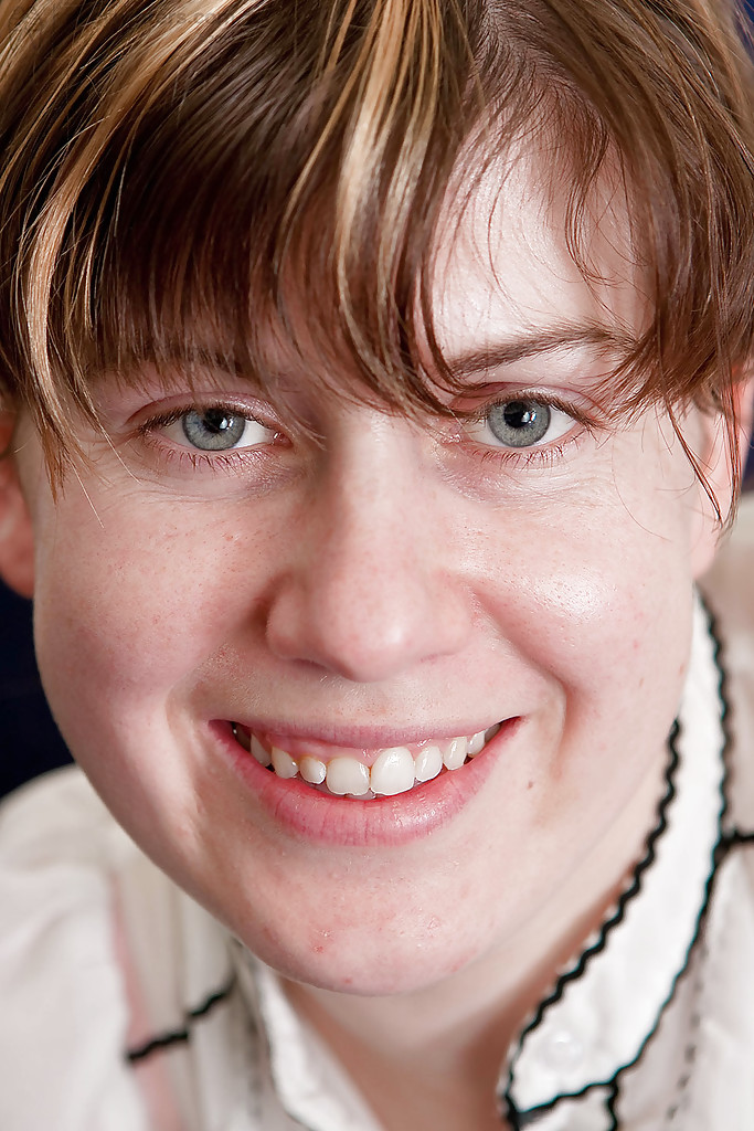 Amateur Peluda Juno Abre Su Coño Jugoso Frente A La Cámara