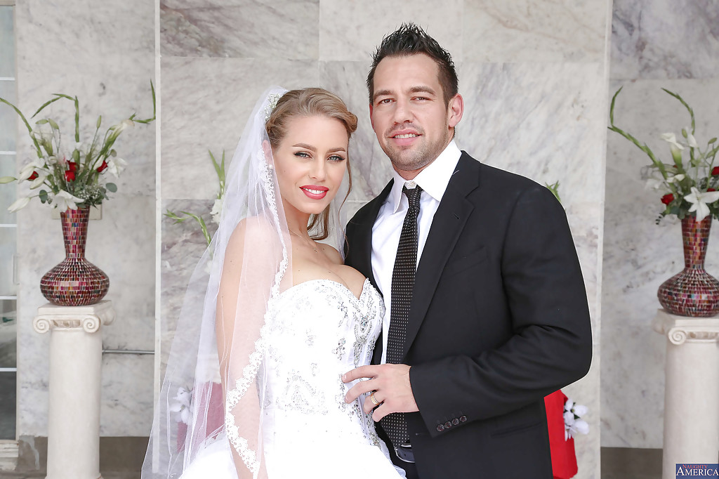 الأمهات المتزوجات جوليا ونيكول تشاركان قضيباً جميلاً