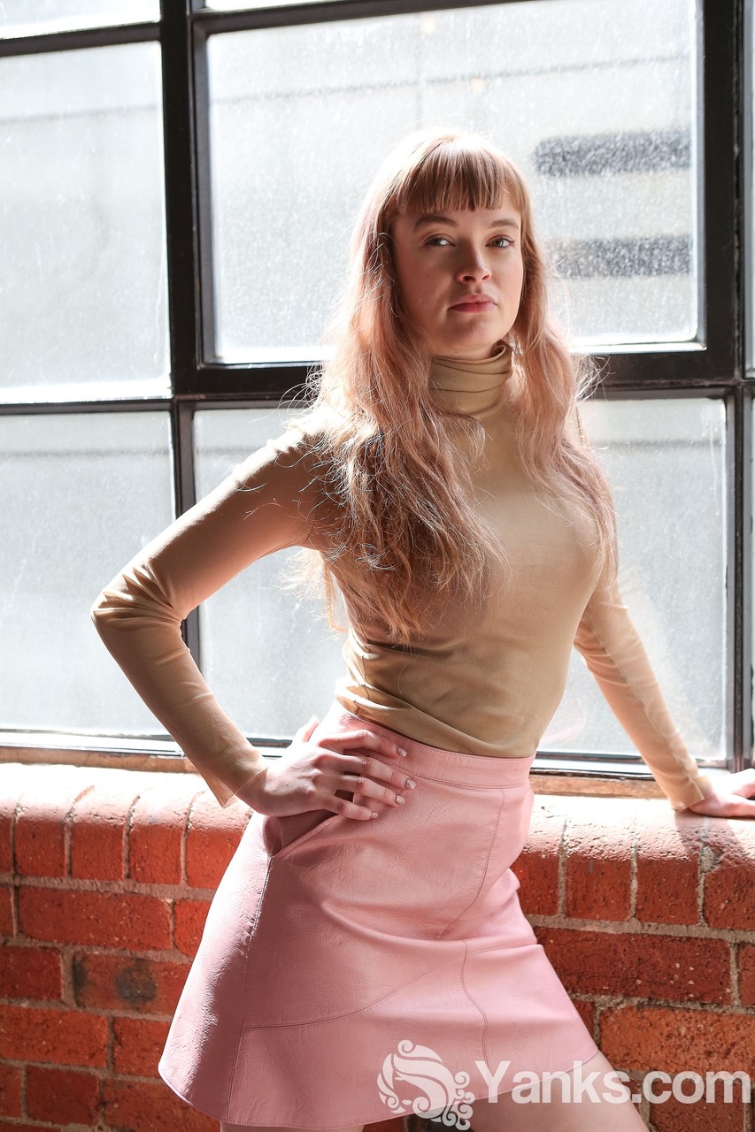 स्वीट टीन लेनी लाल पेंटी और ब्रा उतारती है और अपनी बालों वाली योनि दिखाती है