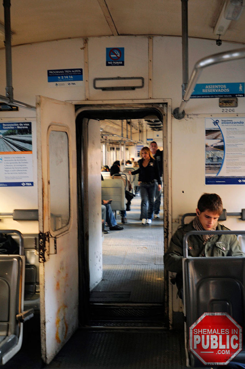 Loura Trans Lulu Exibe O Pau E Chupa Rola No Trem