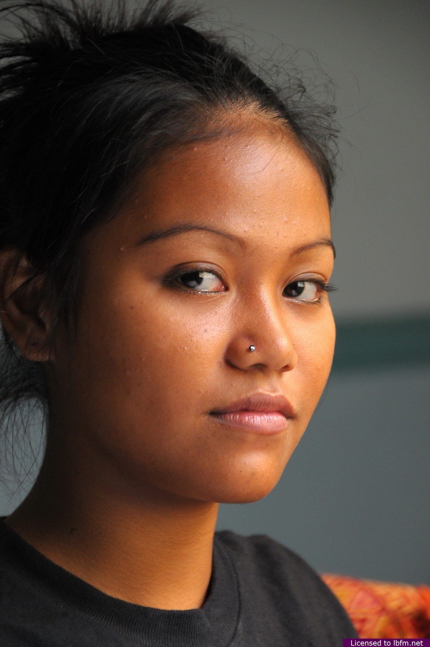 Junge Asiatische Christina Zieht Sich Aus Und Zeigt Ihre Süße Muschi